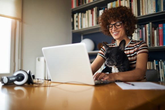 woman investing money on her computer